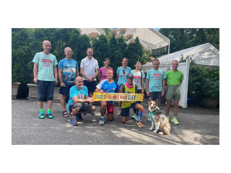 第26屆超越自我3100英里跑挑戰賽，來自世界各地的參賽選手共同合影。