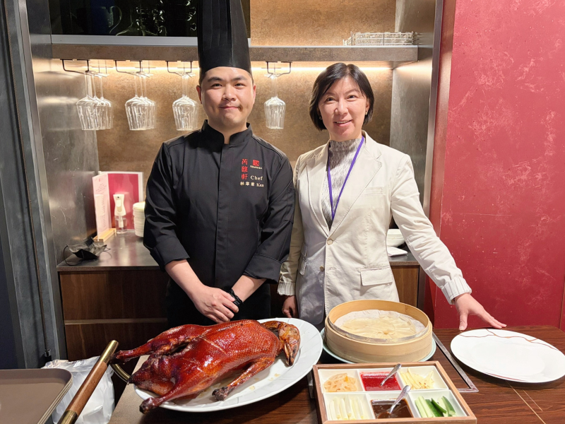 芮馥軒主廚林韋甫(左)及飯店部協理張心盈(右)