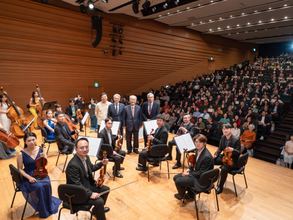左起為灣聲樂團李哲藝指揮、台新新光金控吳東亮董事長、雄獅文具李翼文董事長與財信傳媒謝金河董事長，同台合影，象徵藝術與創造力的跨界共鳴