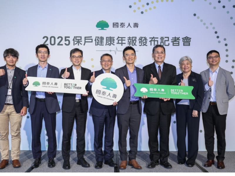 sss  蔡 武穆 ​您​ 國泰人壽今(13日)發表《2025國泰人壽保戶健康年報》，為保險業首份連續第二年發布保戶健康研究的成果。國泰人壽執行副總林昭廷(左四)、資深副總吳俊宏(左三)及國立臺灣大學流行病學與預防醫學研究所所長林先和(右四)、東吳大學財務工程與精算數學系教授喬治華(右三)、教授莊聲和(右二)、國泰人壽協理劉明達(左二)、協理張孝旭(左一)、博士林民浩(右一)出席發表會。(圖/國泰人壽提供)