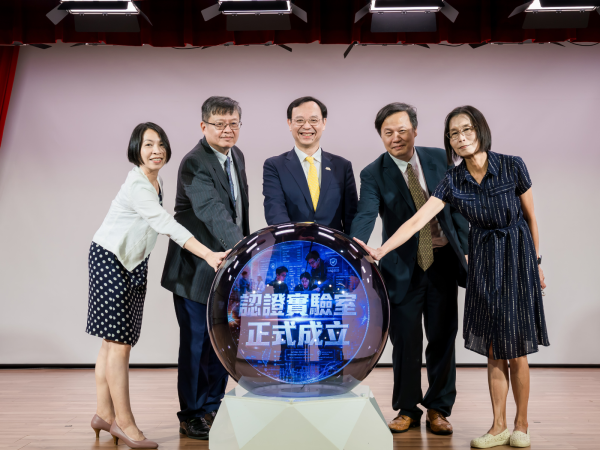 國家數位健康互通性與效能認證實驗室正式成立，由衛福部部長石崇良主持啟動儀式(中)