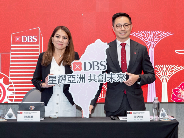 星展集團執行總裁陳淑珊(左)與星展銀行（台灣）總經理黃思翰以實際行動展現深耕台灣的承諾