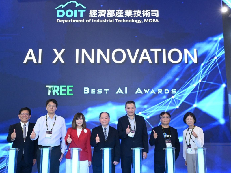 由經濟部產業技術司打造的「AI X Innovation Pavilion」主題館，今（2）日於InnoVEX盛大開館，展出31項驚豔市場的創新技術，涵蓋智慧機械、通訊、綠能、半導體應用、生技醫材等領域，全方位展現臺灣AI技術跨領域應用的堅實軟硬實力。左到右為工研院產服中心執行長陳立偉、科飛數位公司董事長王詠辰、嘉正生物科技公司副董事長林瑟宜、經濟部產業技術司副司長周崇斌、生奕科技公司執行長陳新、耐能智慧公司副總陳宇春、台北市電腦公會資深副總張永美。