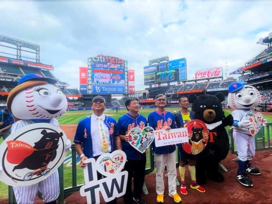 羅維銘（右一）站上花旗球場，參與紐約大都會台灣日，右起依序為駐紐約辦事處處長李光章、紐約台灣商會會長白育青，以及Hello Taiwan執行長江明信。