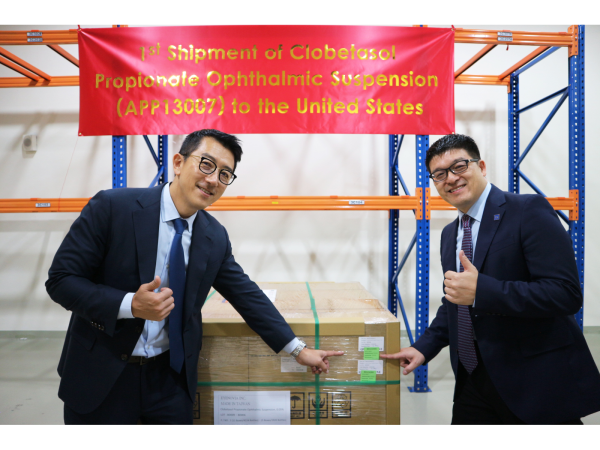 保瑞集團董事長暨執行長盛保熙與台新藥總經理兼執行長許力克共同將首批眼科新藥裝箱運自美國