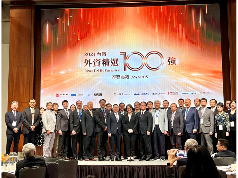 副總統蕭美琴（中）出席2024外資精選台灣100強頒獎典禮，與得獎企業合影。