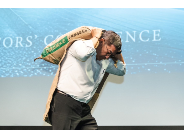 台泥今日舉辦法說會，台泥董事長張安平特別扛著40公斤的台泥卜特蘭石灰石水泥出場。