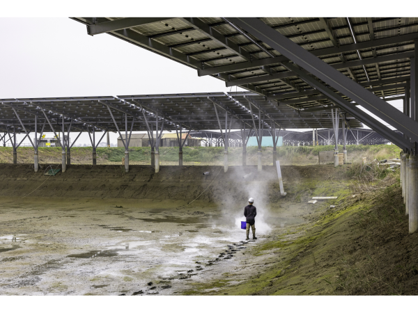 台泥嘉謙綠能2月底於嘉義漁光一期F區91-94及103號池，噴灑石灰粉以殺菌並調節酸鹼值，利於三月份養殖。