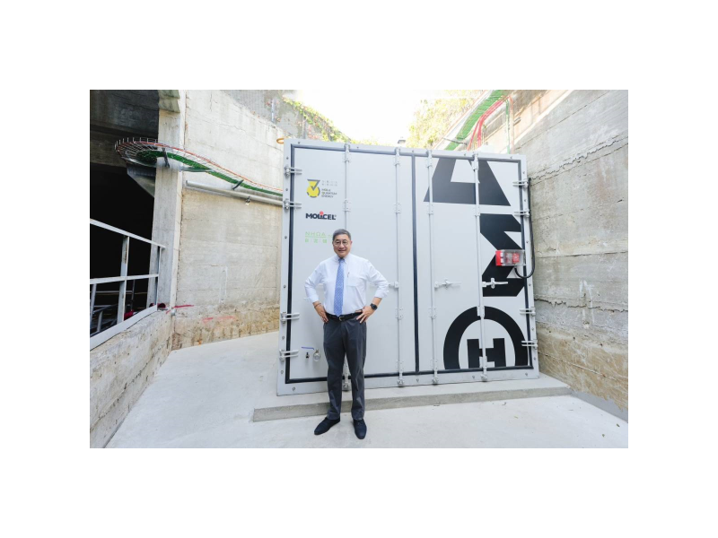 台泥董事長張安平七月到義大利視察台泥儲能於歐洲啟用的第一個水泥儲能櫃示範案場。