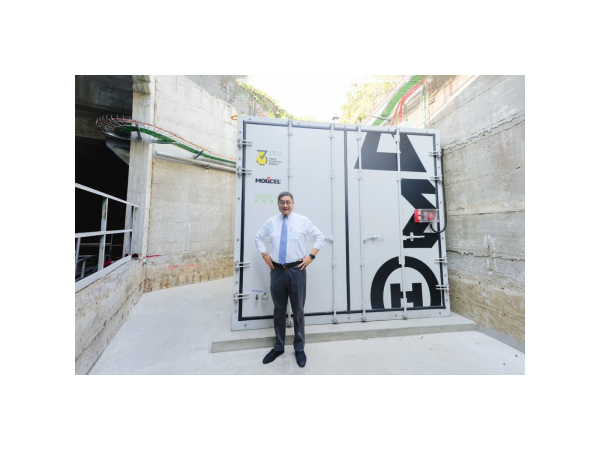 台泥董事長張安平七月到義大利視察台泥儲能於歐洲啟用的第一個水泥儲能櫃示範案場。