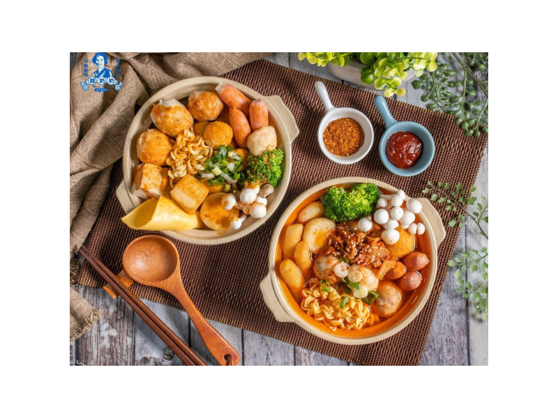 台中特色韓式餐館結合自由選料、泡菜湯、魚板湯、豆腐鍋與多款麵食，提供平價且具彈性的日常用餐選項（圖/業者提供）