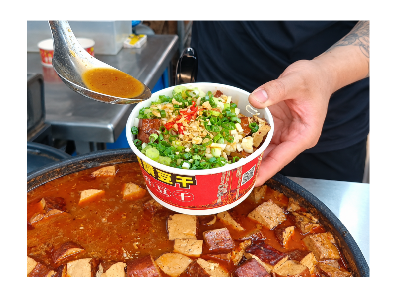 圖說:【胖達讚蒜香豆干】目前持續以蒜香豆干作為品牌核心，並依各據點實際經營狀況調整發展方向（圖片來源：業者提供，經 ChatGPT 輔助局部修改）