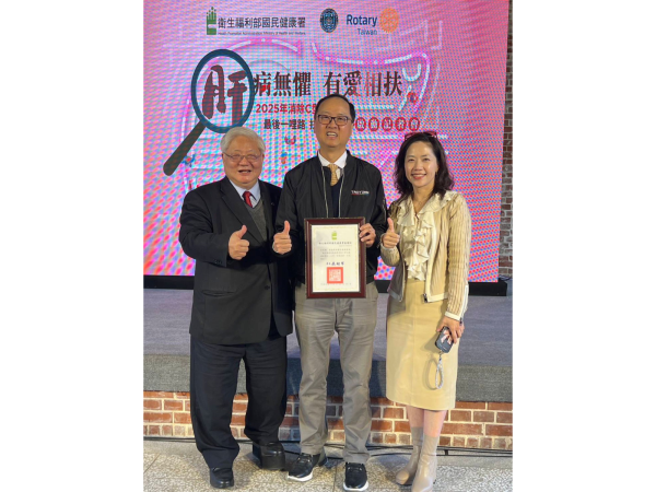 國民健康署頒發感謝狀，敏盛醫療體系劉宜廉副總院長（中）出席領取，圖左為國民健康署吳昭軍署長，圖右為魏璽倫副署長。