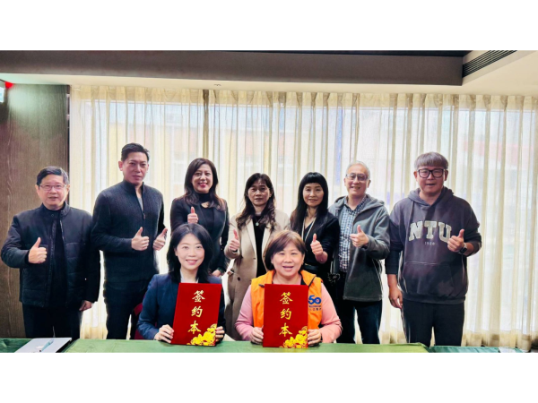 敏盛醫療體系執行長楊弘仁(右一)期許集團扮演資源整合角色，成為亞洲醫藥服務通路的領導品牌。