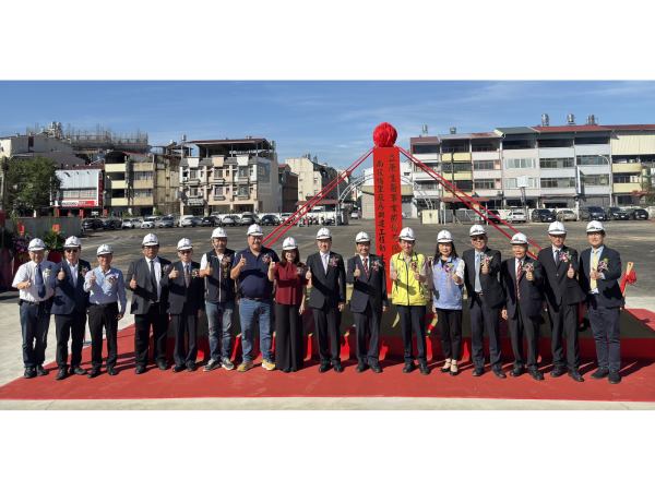 立康生醫董事長鄭育修偕中央地方各界貴賓舉辦動土典禮，左七起為：立法委員游顥、立法委員馬文君、董事長鄭育修、總統府國策顧問賴博司、埔里鎮長廖志城等各界貴賓。