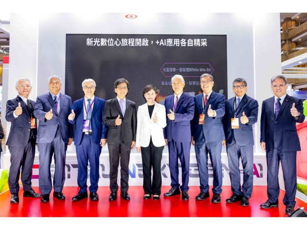 金融科技展行政院副院長鄭麗君(中)、金管會主委彭金隆(左四)親臨新光金控展區、偕同新光金控董事長魏寶生及各子公司總經理合影留念
