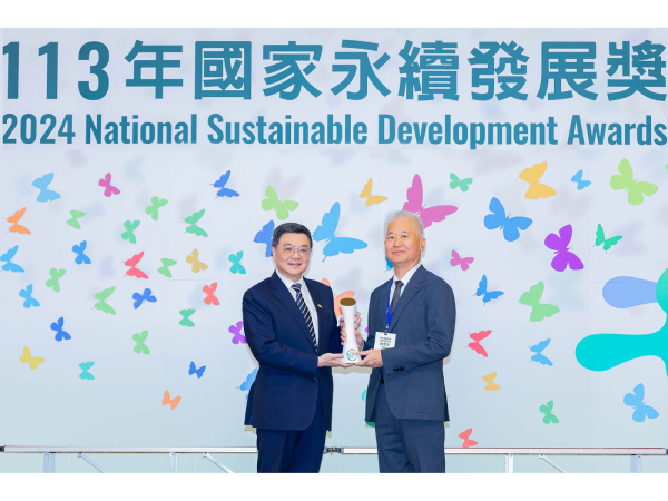 新光金控榮獲國家永續發展獎，由行政院長卓榮泰(左)頒獎，新光金控董事長魏寶生(右)代表受獎。