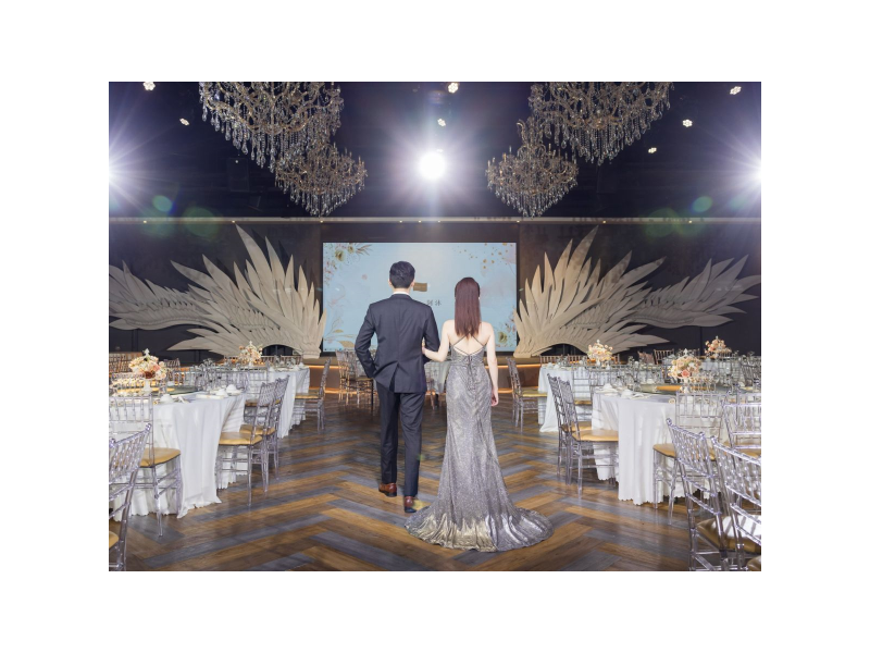 【Amour 阿沐婚宴會館】可依婚禮風格規劃宴會空間，現場結合舞台、燈光、桌席與大型裝飾，呈現沉浸式氛圍（圖/Amour 阿沐婚宴會館提供）