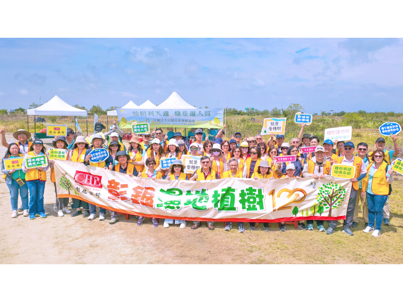 彰化銀行統籌主辦車王電子五年期新臺幣17億元聯貸案，25日舉行簽約儀式，由彰化銀行總經理周朝崇(右)代表銀行團與車王電董事長蔡裕慶(左)完成簽約。