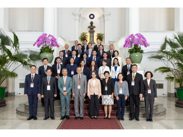 新光金控榮獲「第六屆國家企業環保獎」銅級殊榮，魏寶生董事長（第四排左一）至總統府，接受副總統蕭美琴表揚。