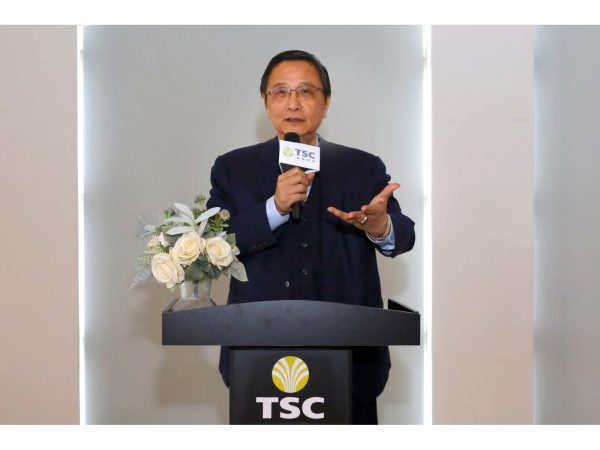 崇越科技董事長潘重良分享公司近年積極建置國際供應鏈平台，海外營運顯著成長。