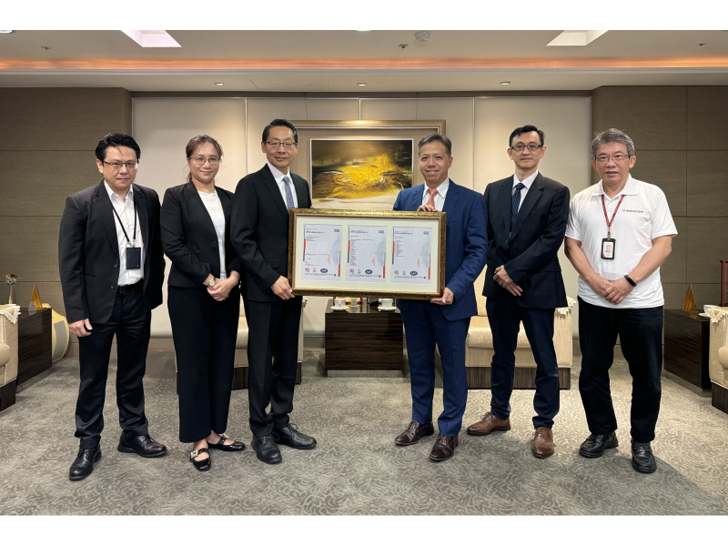 康和證券通過ISO 27001:2022轉版驗證，由康和證券董事長鄭大宇(右三)代表接受台灣檢驗科技股份有限公司(SGS)副總裁鮑柏宇(左三)頒發證書。 康和證券總經理陳志豪(右二)、資訊長張志堅(右一)、資安部資深協理王弘翕(左一)、SGS客戶經理張芸芝(左二)