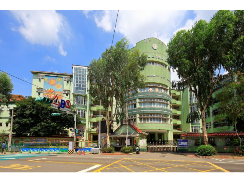 桃園自強國小實景，周邊自然綠意環境宜人。