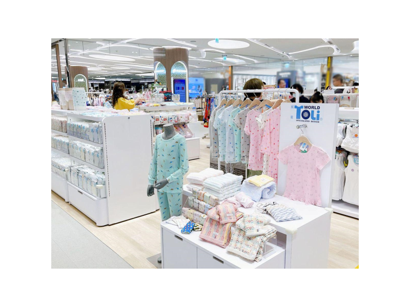 【威星 Toli World】進駐台北大巨蛋設立全新旗艦店，現場展售兒童內著、秋冬服飾及多元生活選物，進一步拓展品牌實體通路布局（圖／業者提供）