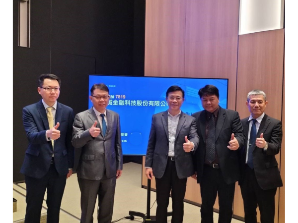 精誠金融召開興櫃前法人說明會。右三為董事長楊世忠，右二為總經理黃華勇。(圖片來源: 張仲華攝)