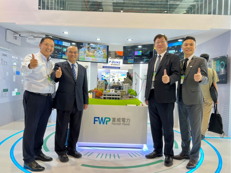 經濟部次長連錦漳（左二）、能源署署長游振偉（右二）參觀富威電力能源展展區，與富威電力董事長胡惠森（左一）、總經理郝遐鵬（右一）合照
