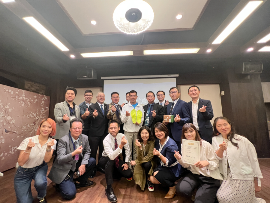 「超馬老爹」羅維銘11日舉辦感恩餐敘暨記者會，與會來賓大合影。