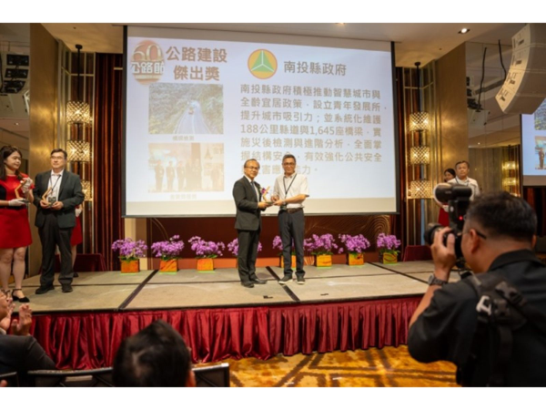 南投縣政府工務處副處長李坤煌代表領獎(圖/南投縣政府提供)