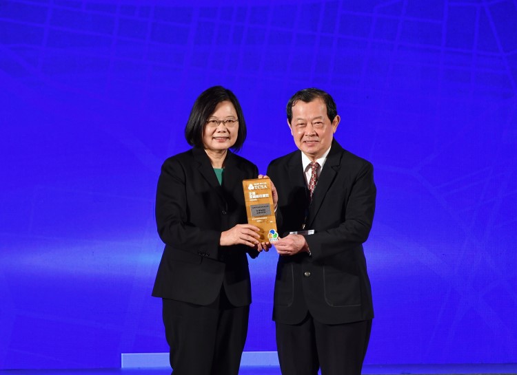 台灣中油榮獲TCSA九大獎項，小英總統頒給董事長歐嘉瑞