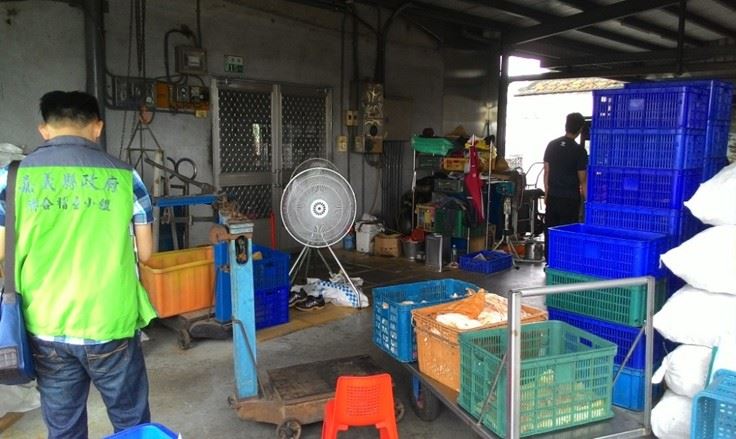 嘉義縣政府稽查違章工廠，要求業者申請納管。