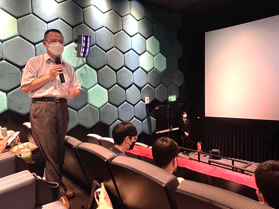 國立台灣師範大學僑先部張飛黃教授，也來現場給僑外校友和同學勉勵(僑外生校友聯誼會提供)