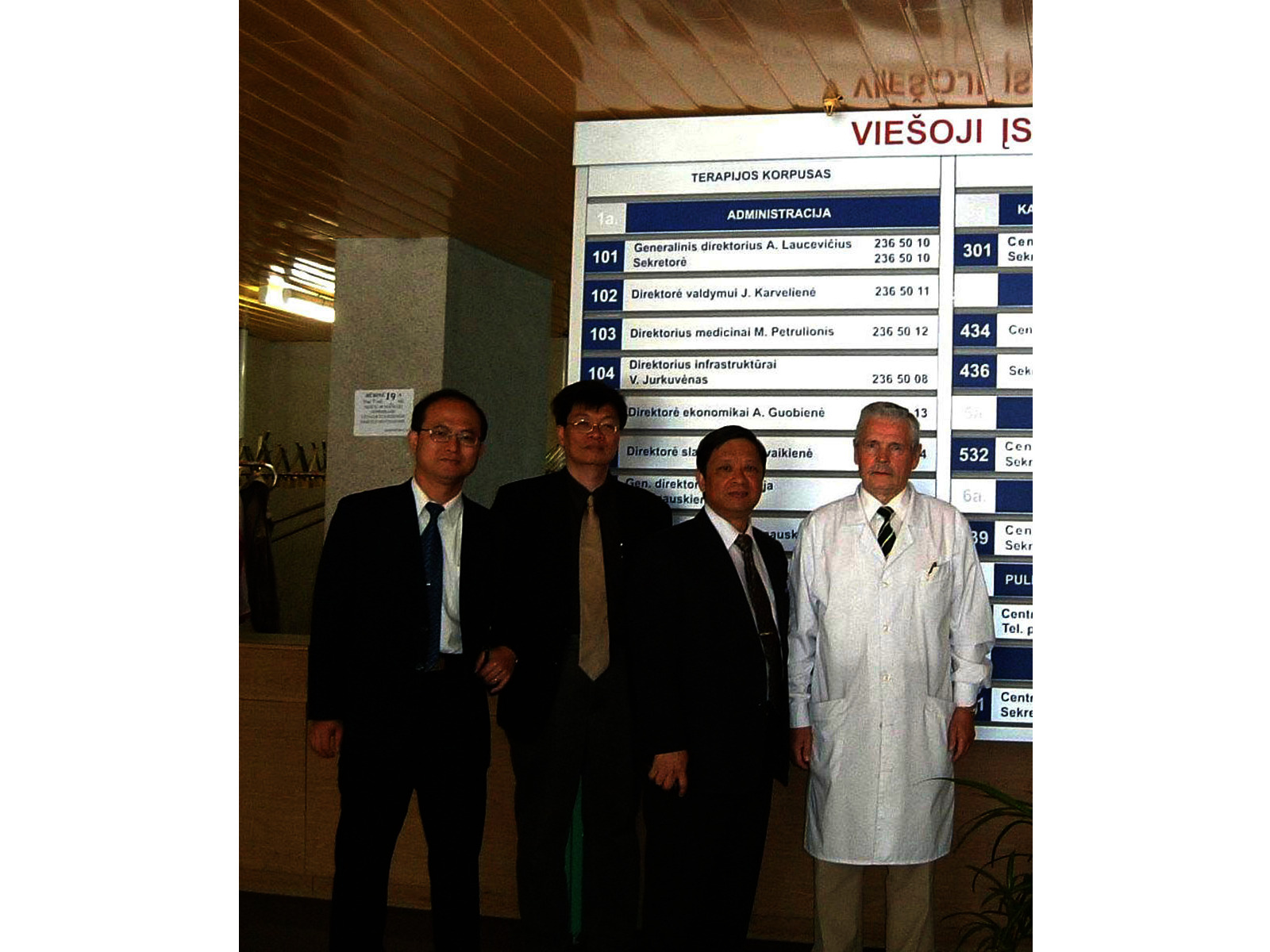 維爾紐斯大學醫院院長(右一)，林肇堂教授(右二)，現任台大醫院吳明賢院長(左一)