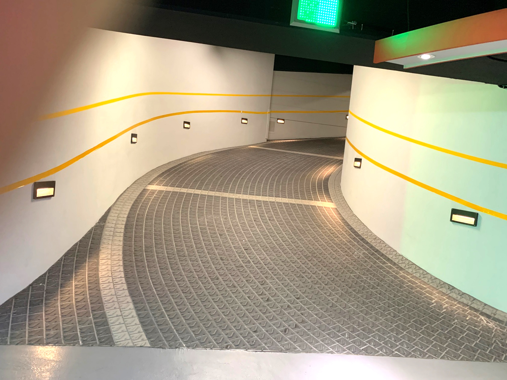 單向上下坡車道