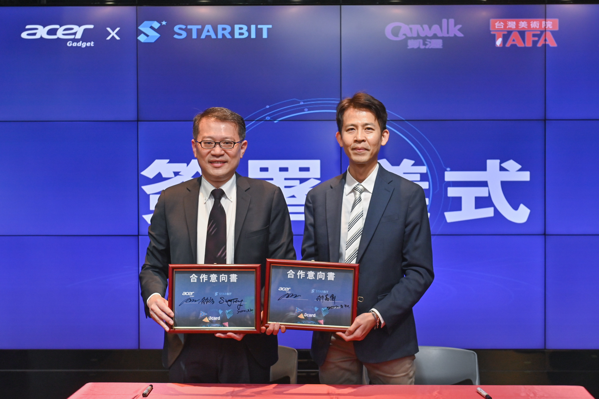 Acer Gadget倚天酷碁總經理鍾逸鈞(左)攜手STARBIT思偉達執行長鄧萬偉(右)簽署合作意向書，共同打造全新Jcard 2.0。