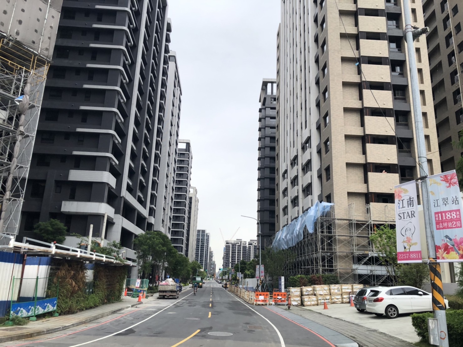 江翠北側住宅大樓已一棟棟蓋起。 江翠北側住宅大樓已一棟棟蓋起。