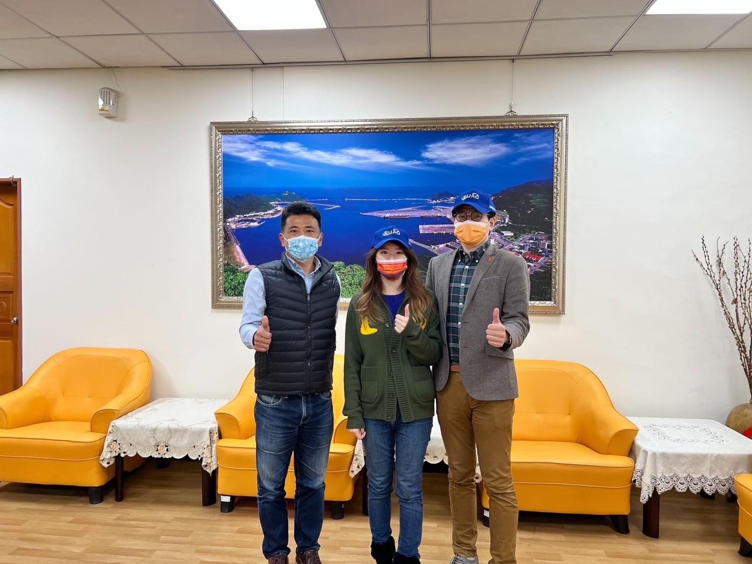 讓國際觀及資源帶入台灣各地，是移民可以扮演的重要角色！蔣煥(右)拜訪李明哲鎮長(左)，希望建構宜蘭蘇澳鎮更優質的語言學習環境！