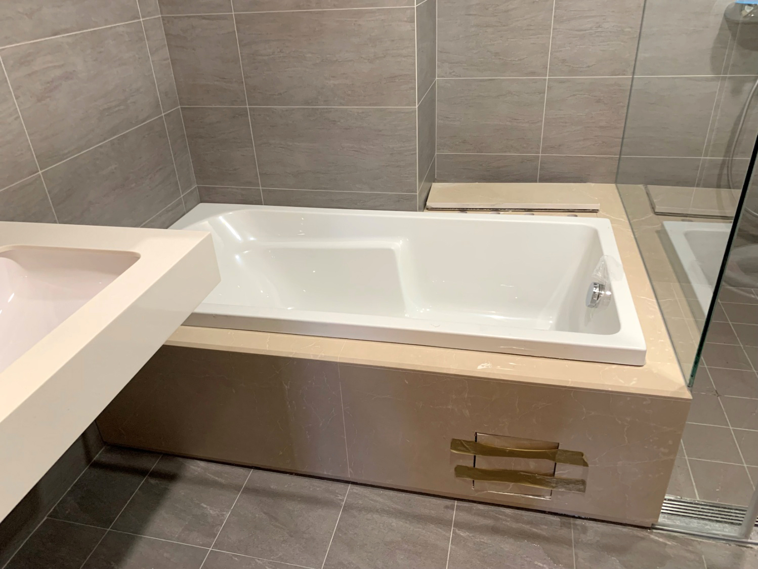 檢視浴缸之品牌、規格與排水是否暢通