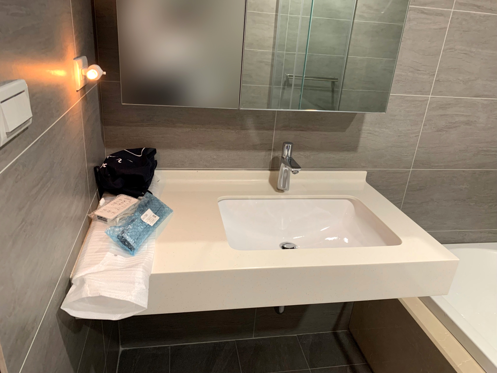 檢視洗臉台之品牌、規格與排水是否暢通