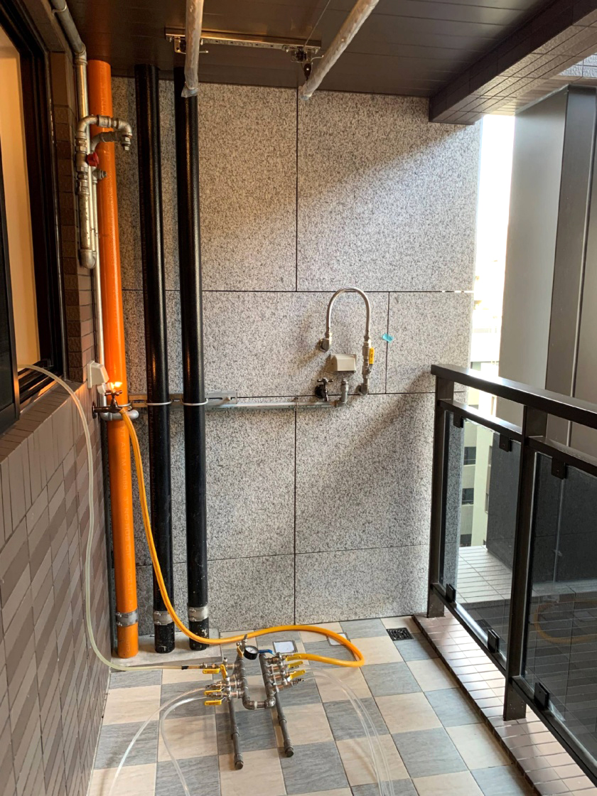 檢視後側工作陽台空調、洗衣機、熱水器擺置與曬衣功能