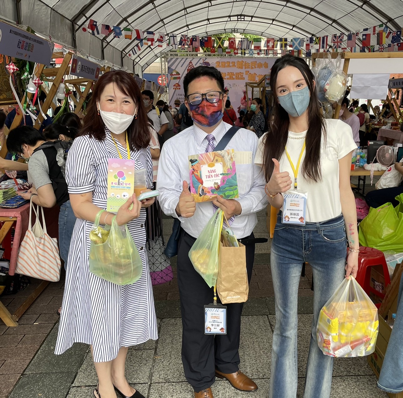 賽珍珠基金會尤姵文董事(左)及穩得實業高董事長夫人孫小姐(右)皆加入「買買買」行動，熱烈支持「新住民市集」活動