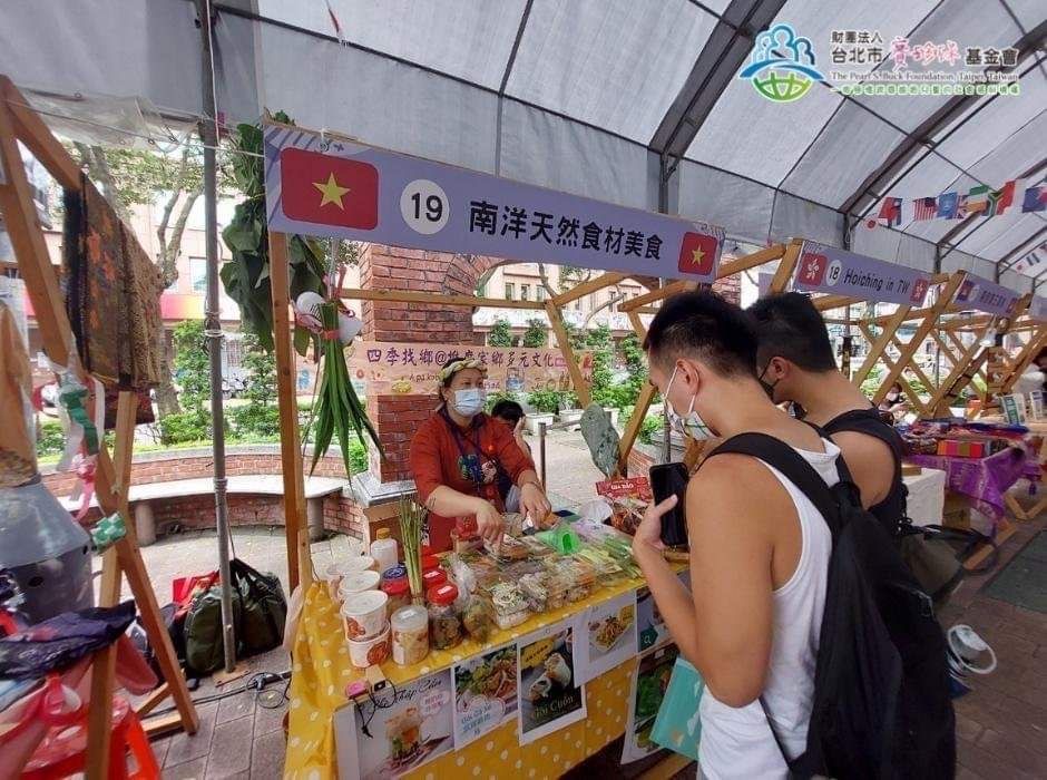 丁氏秋老師來自越南，育有兩個小孩，熱愛家庭及工作，假日更和夫婿積極推動越南美食