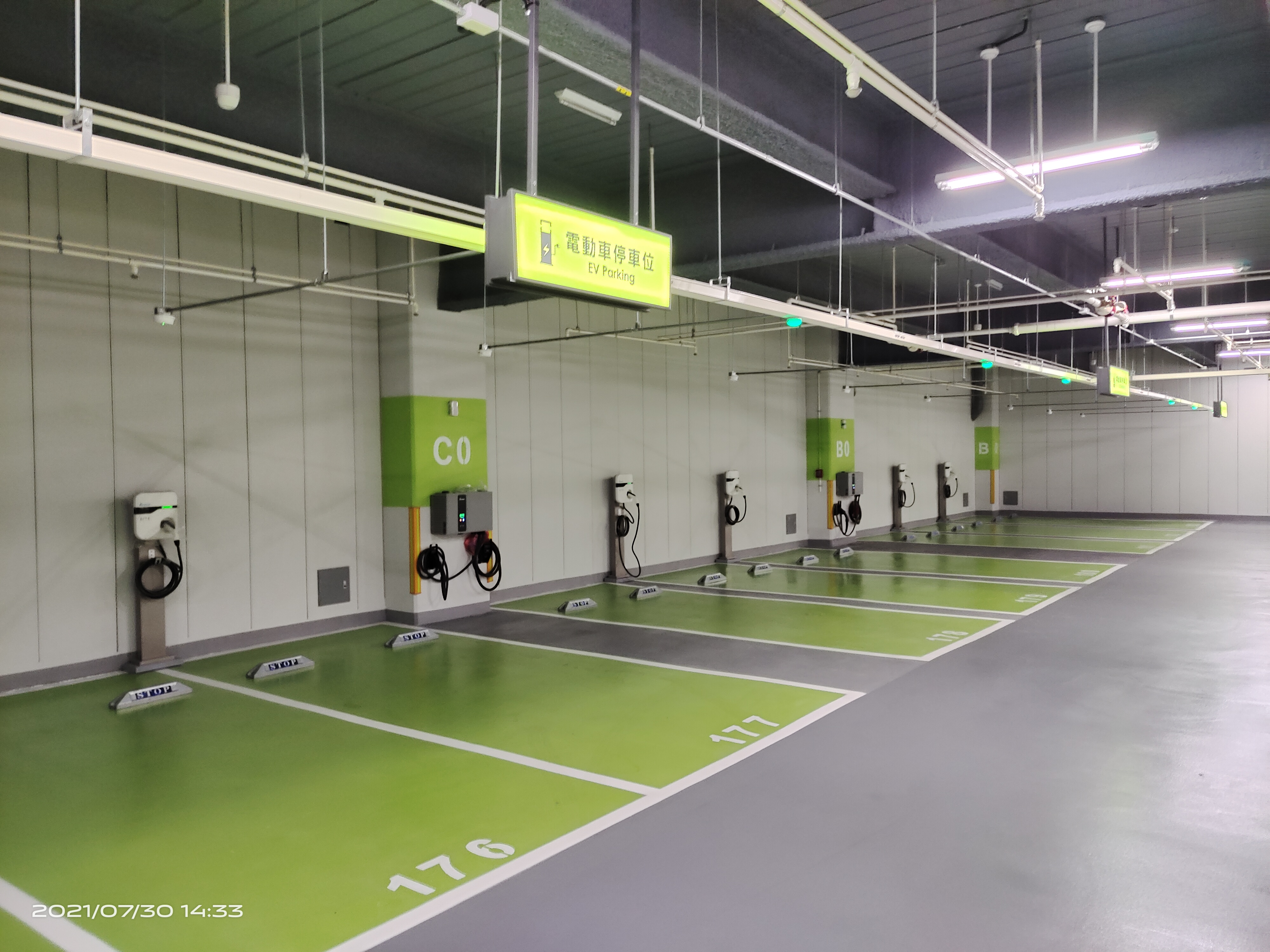 專為電動車規劃的充電停車位。