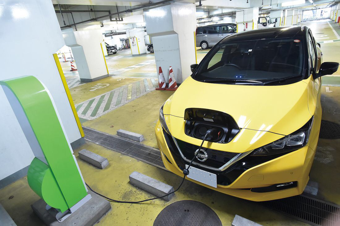 電動車充電中。