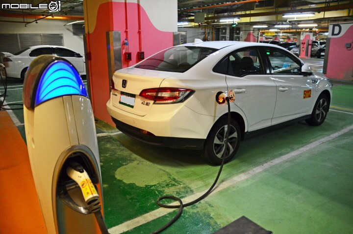 公共停車場設充電設備。