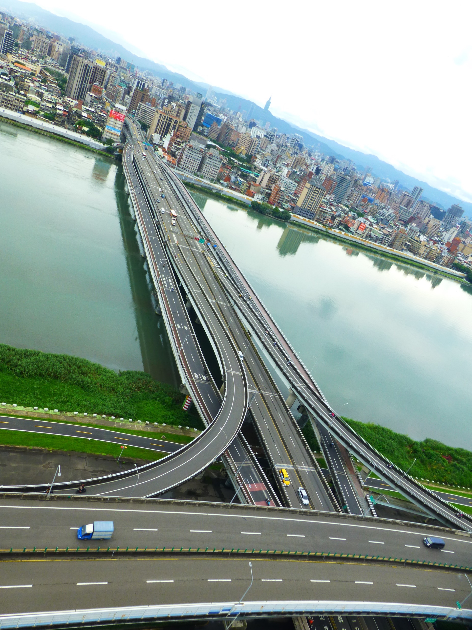 台北大橋與淡水河的美景相互輝映