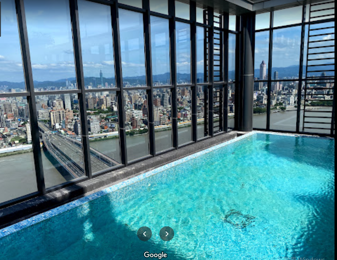 設置於頂樓的寬闊視野游泳池 設置於頂樓的寬闊視野游泳池